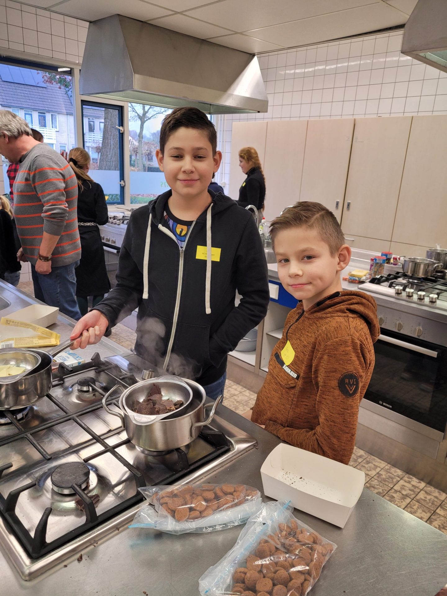 Pepernoten bakken en plantenbakjes maken op vmbo Schans