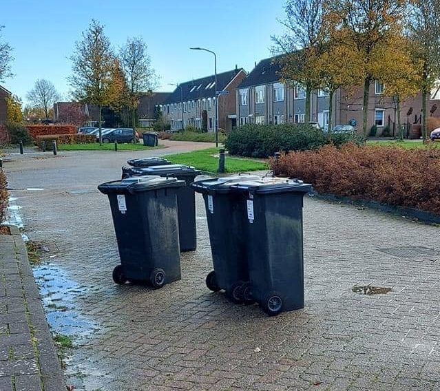 AltenaLokaal stelt, in rijmvorm, vragen over lege kliko’s op straat