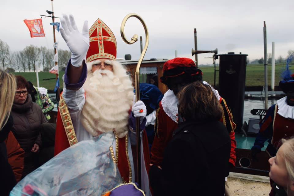 Muziekvereniging Excelsior verwelkomt Sinterklaas in Genderen