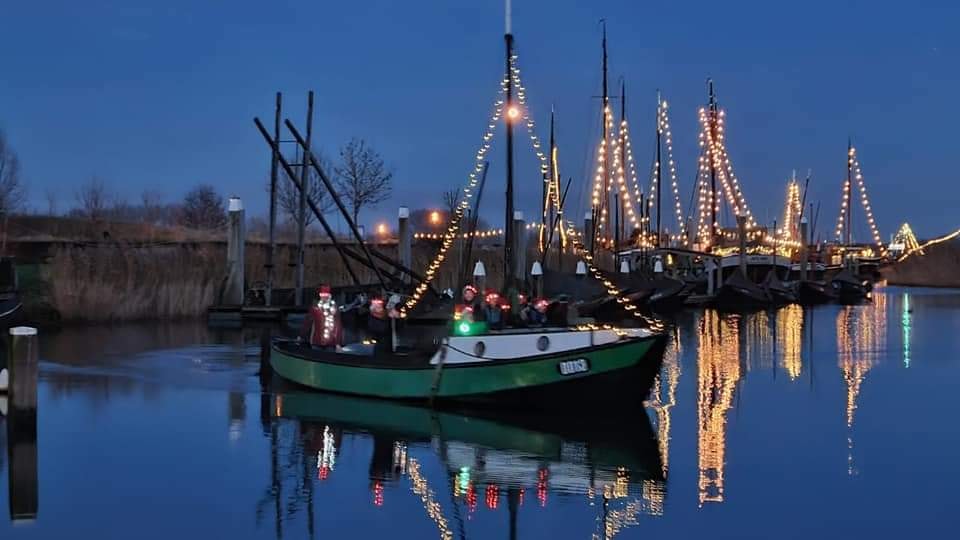 Platbodemboten te zien in historische haven van Woudrichem