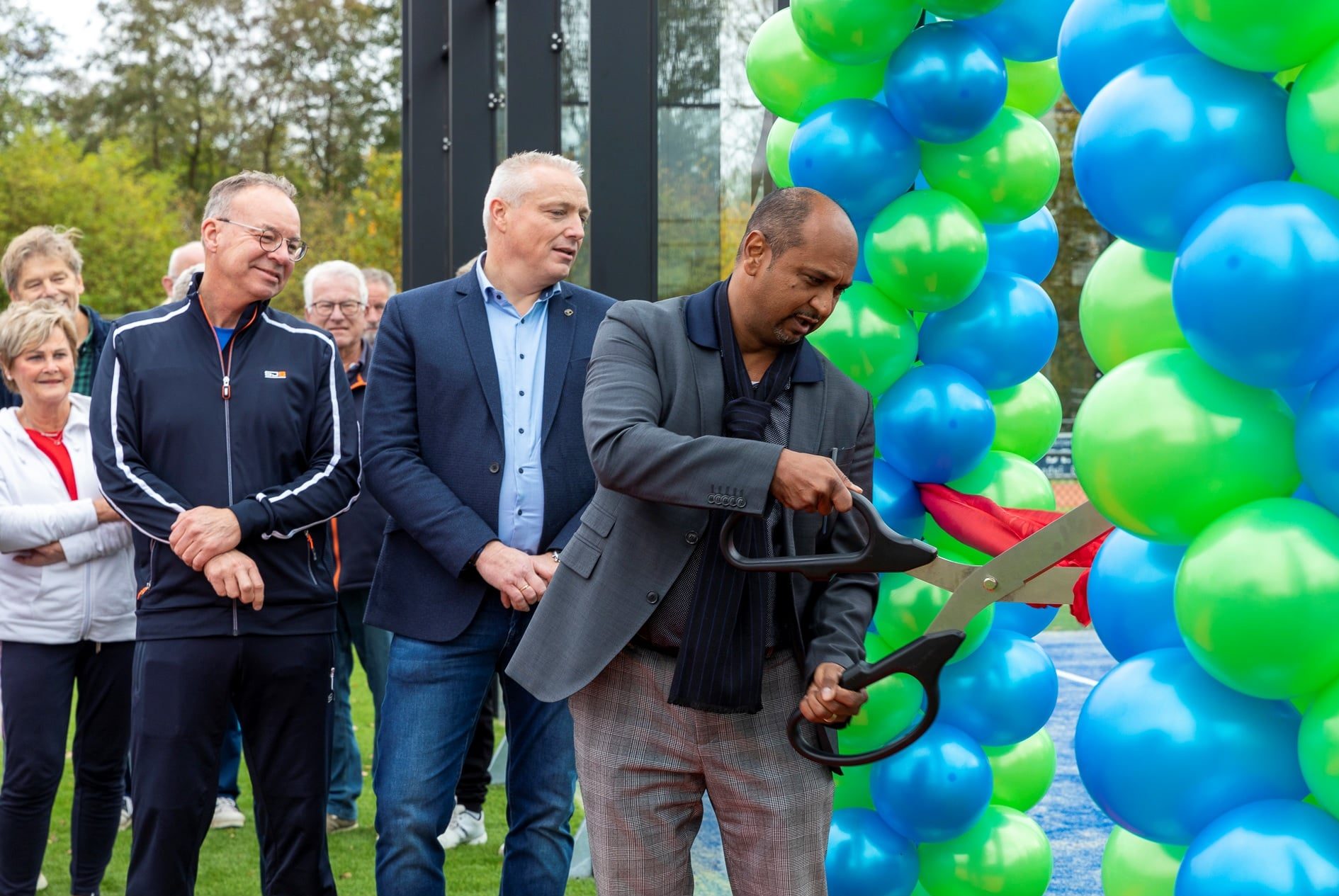 Tennisvereniging de Ooievaars opent twee padelbanen in Hank