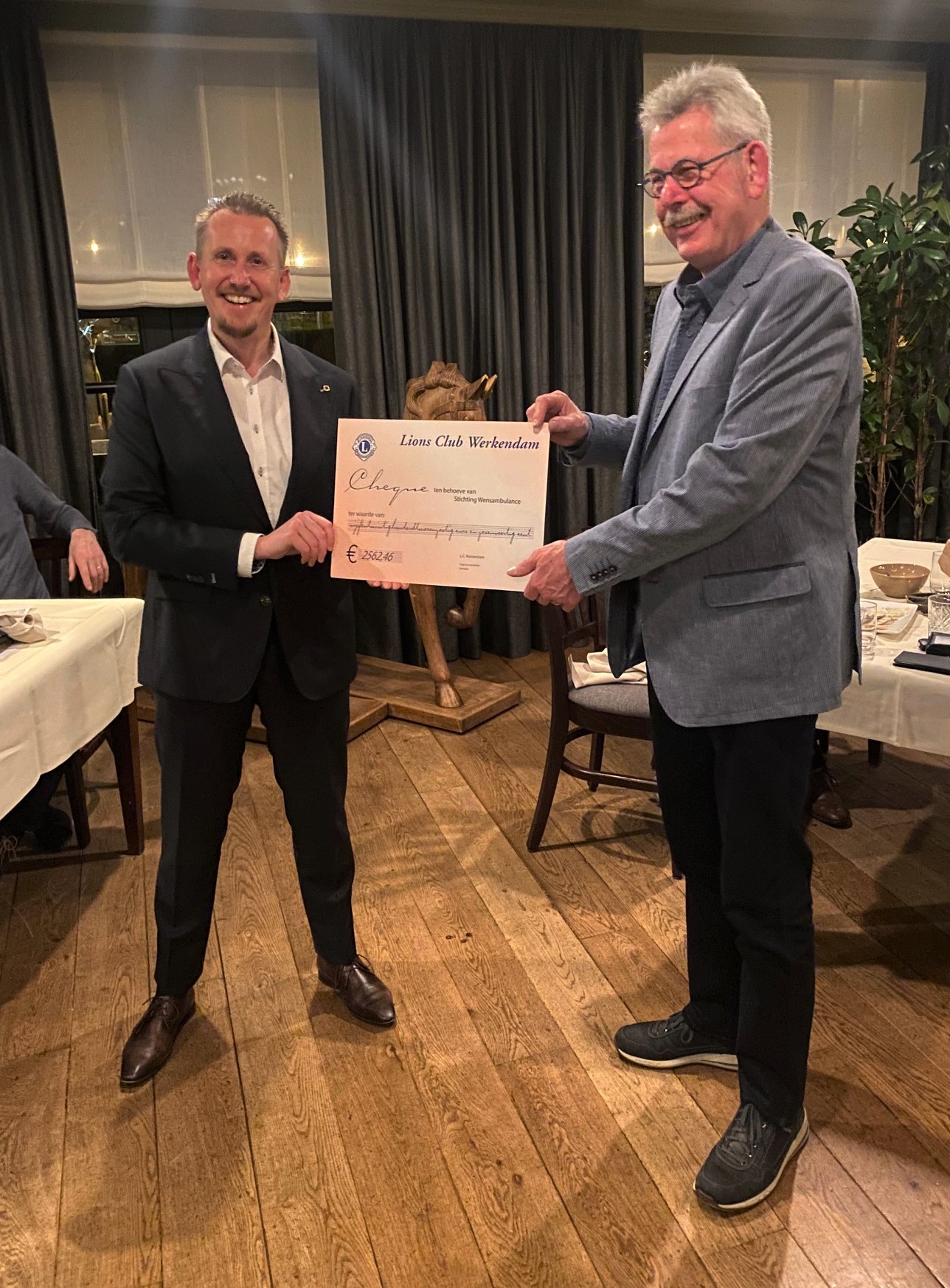 Verlate cheque van Lions Club Werkendam wordt gewaardeerd