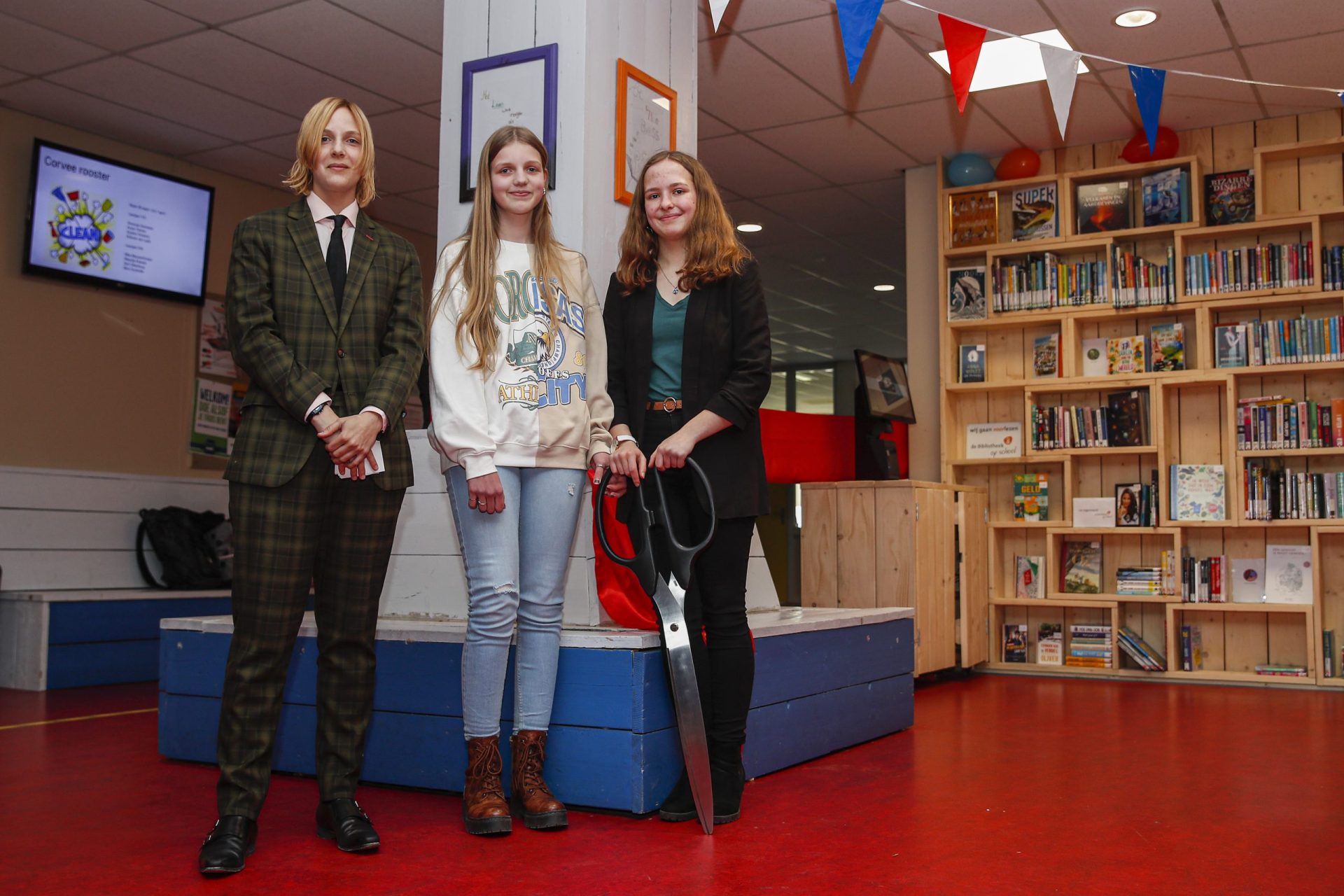 Marieke Lucas Rijneveld opent schoolbibliotheek op vmbo Schans