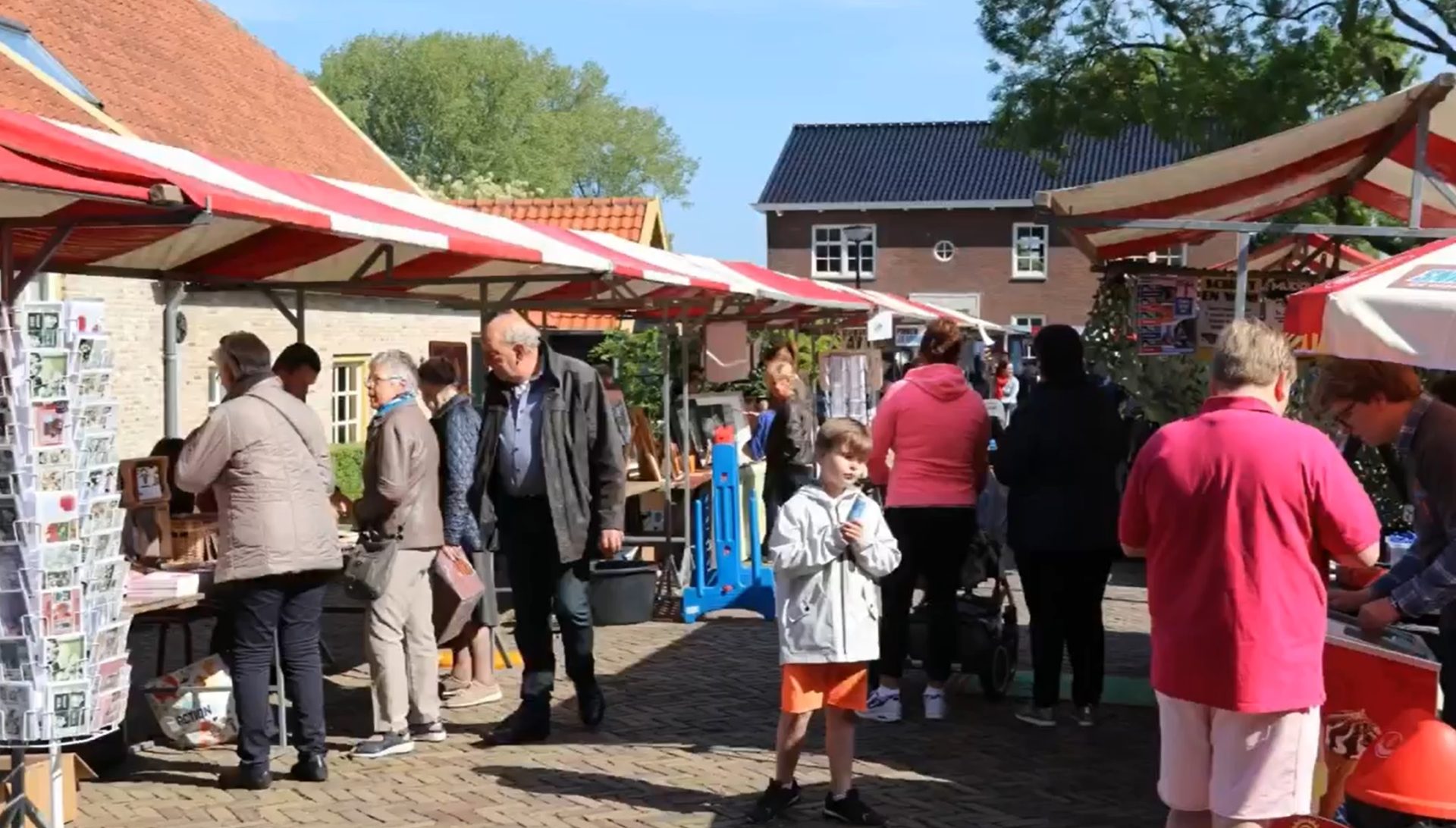 Grote traditionele rommelmarkt in Genderen