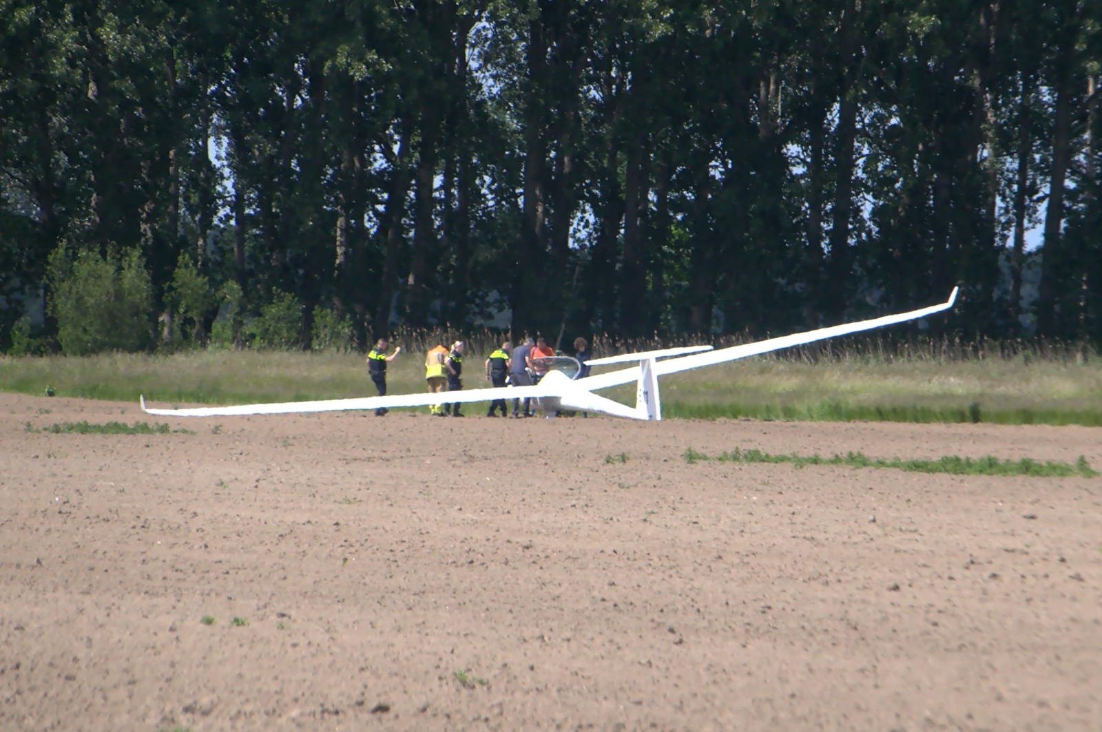 Zweefvliegtuig maakt noodlanding in Hank