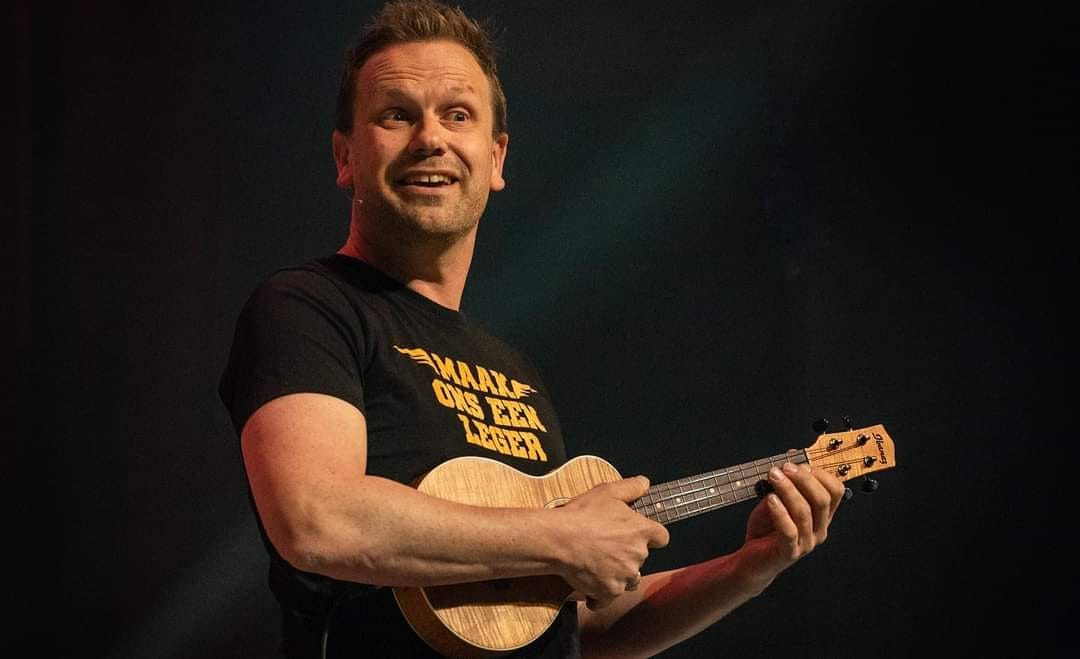 Optreden cabaretier Timzingt in jongerencentrum De Pomp in Almkerk