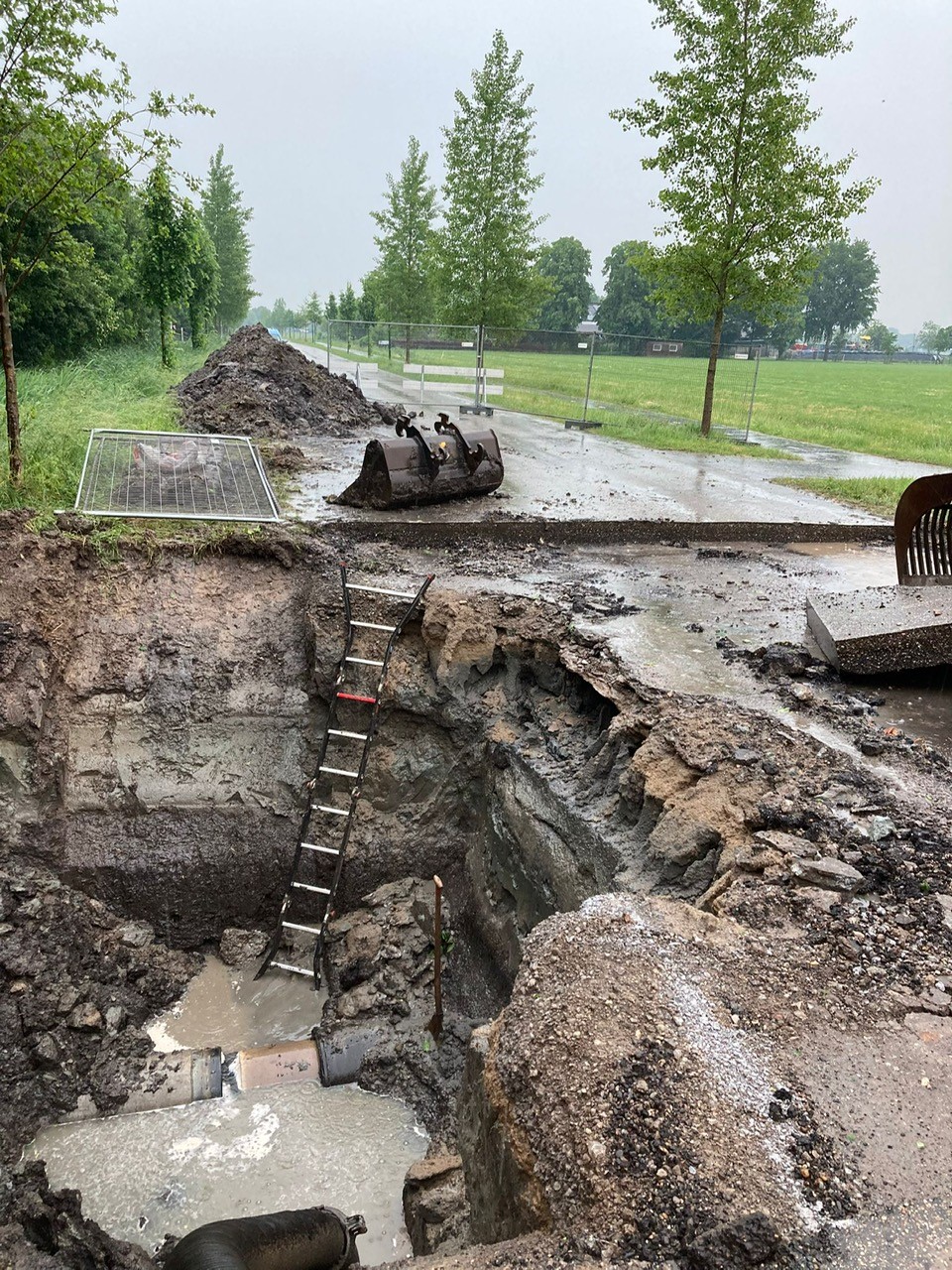 Waterschap Rivierenland repareert gebroken persleiding nabij Woudrichem