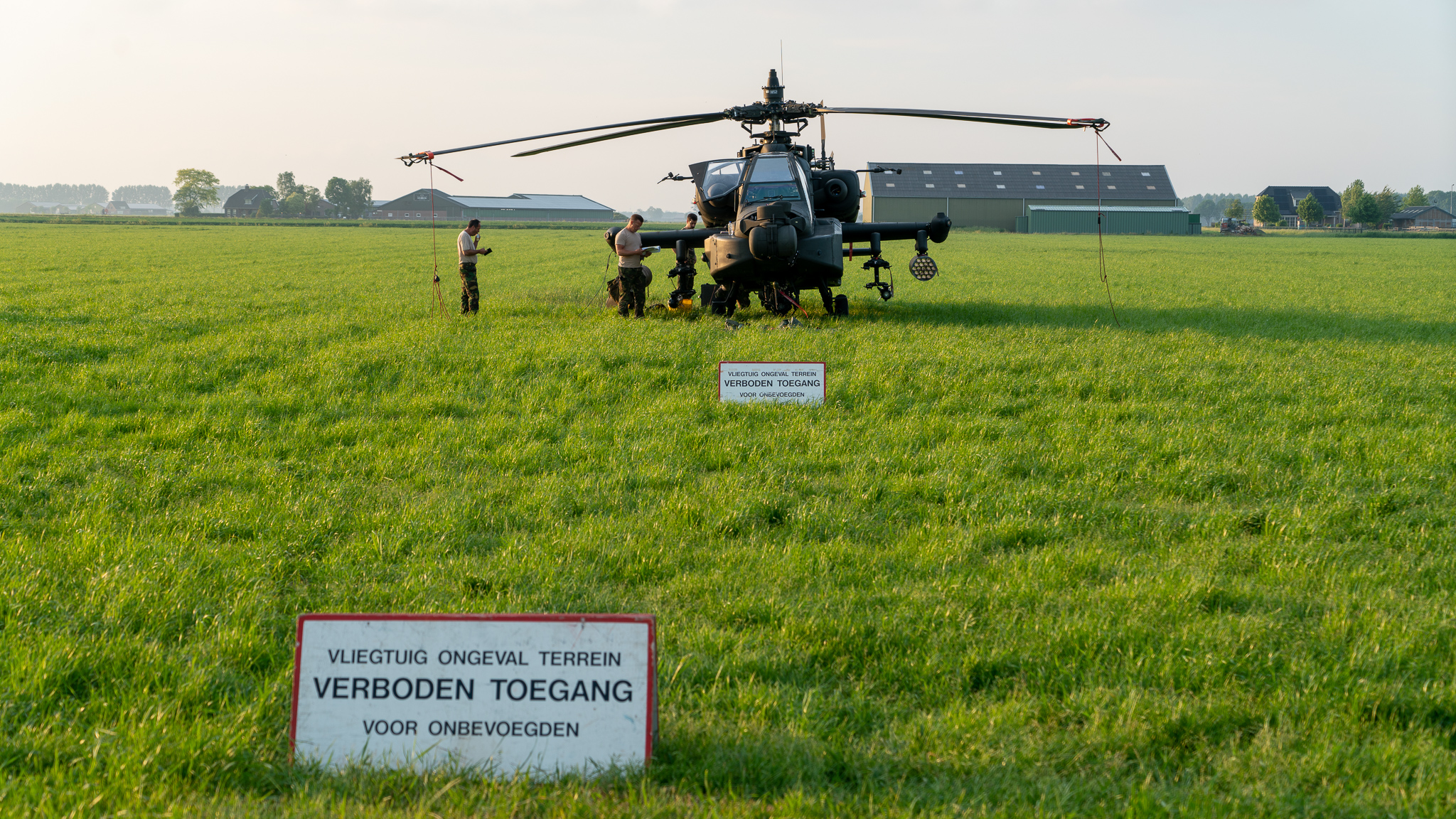 Apache helikopter maakt voorzorgslanding in Dussen