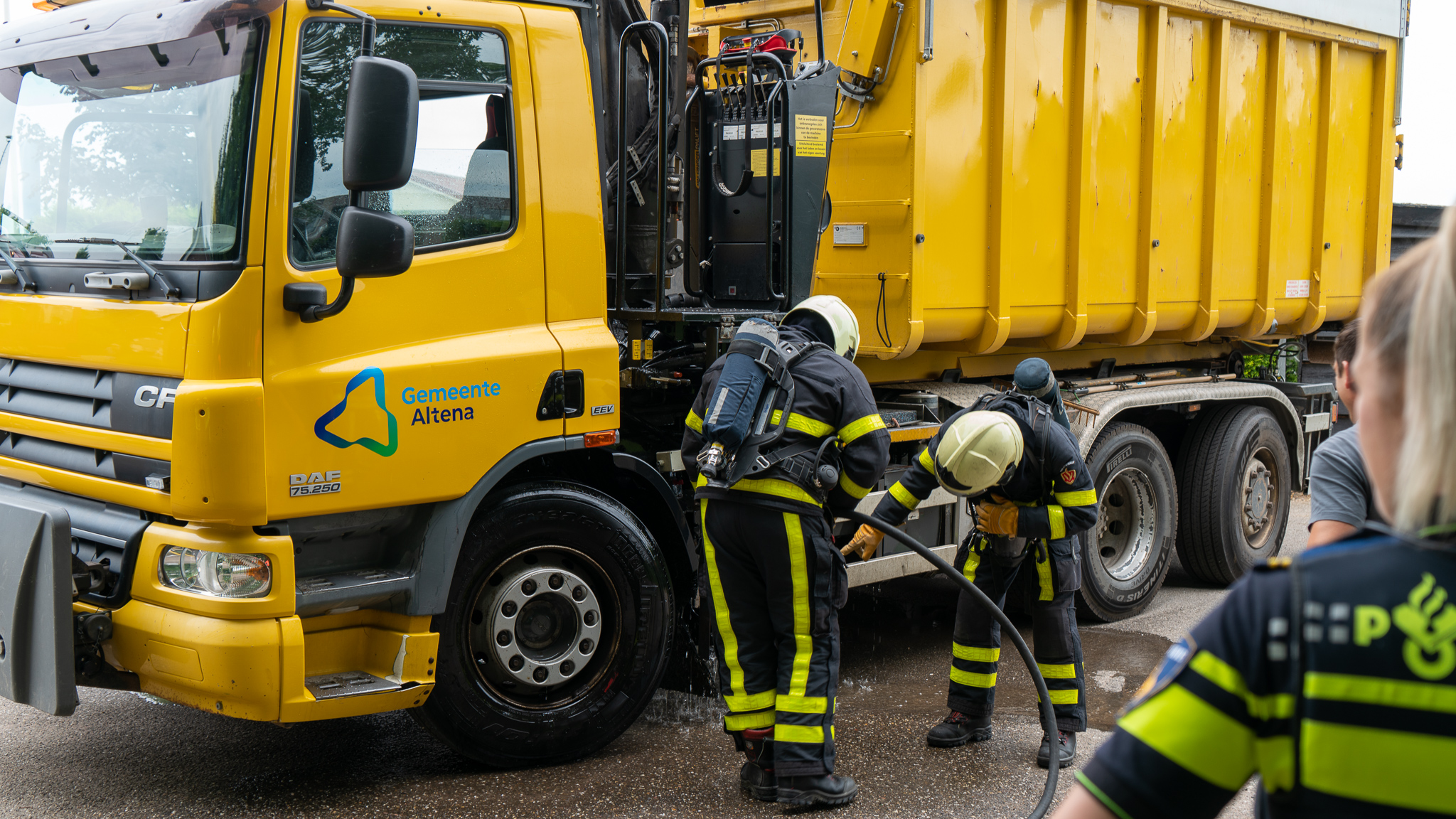 Brandweer rukt uit naar Nieuwendijk voor oververhitte vrachtwagen