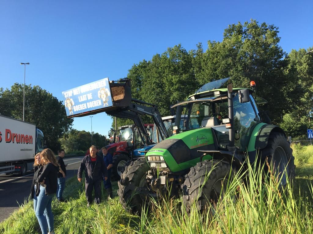 Boeren protesteren langs de oprit van de A27 bij Werkendam