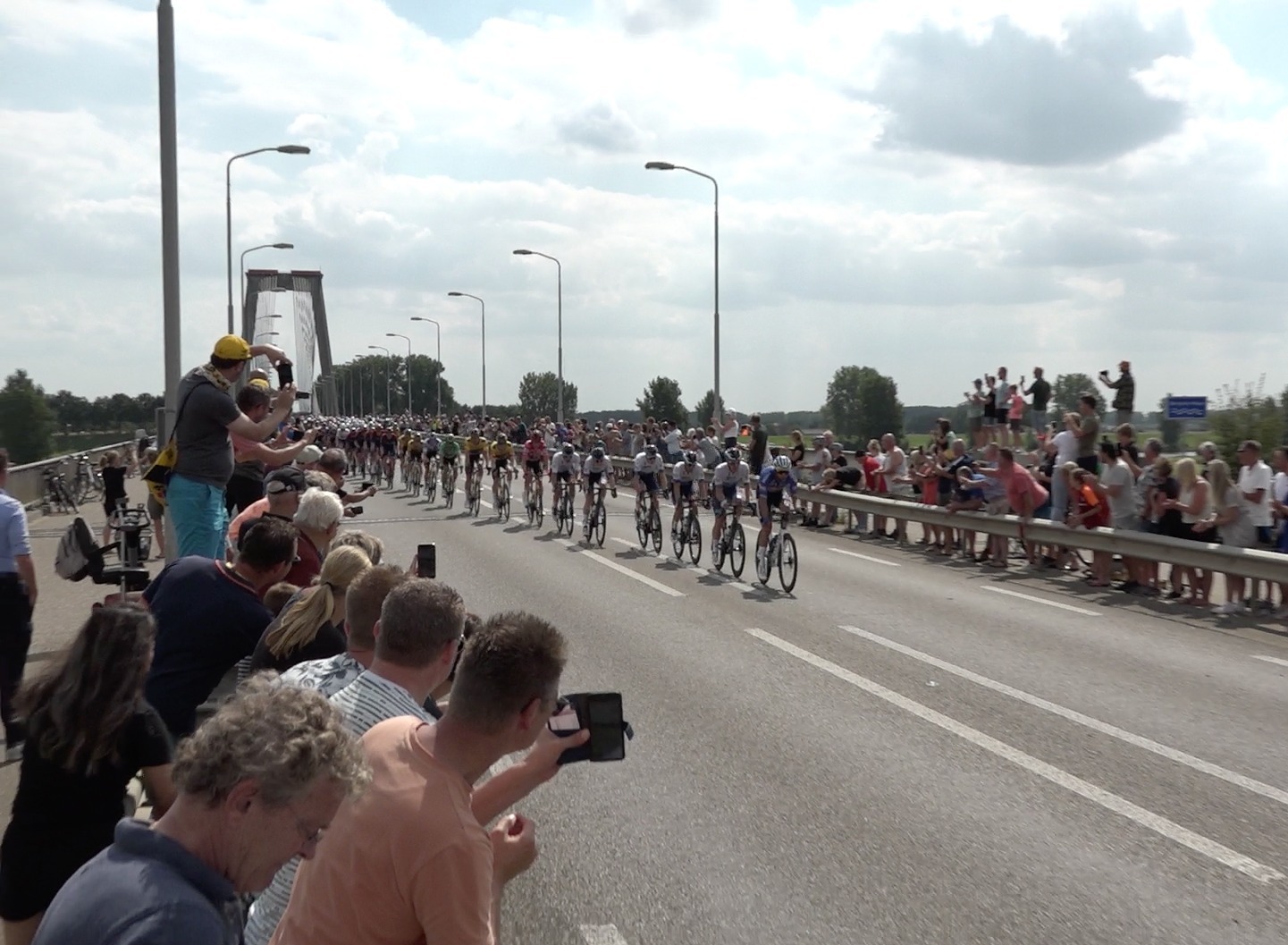 Grote belangstelling bij doorkomst Vuelta in Altena