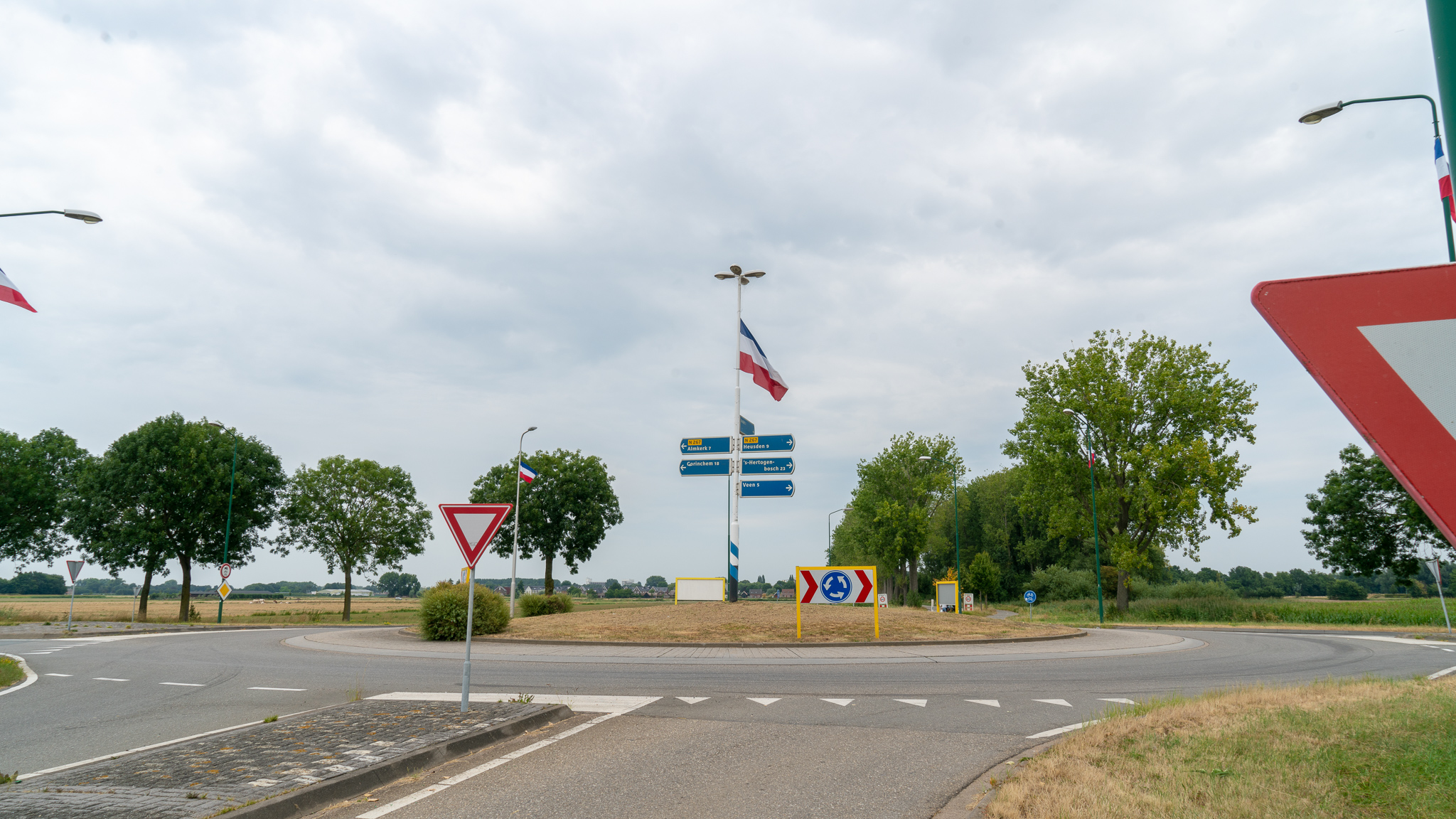 Vuelta in aantocht: gemeente verwijdert omgekeerde vlaggen, provincie niet