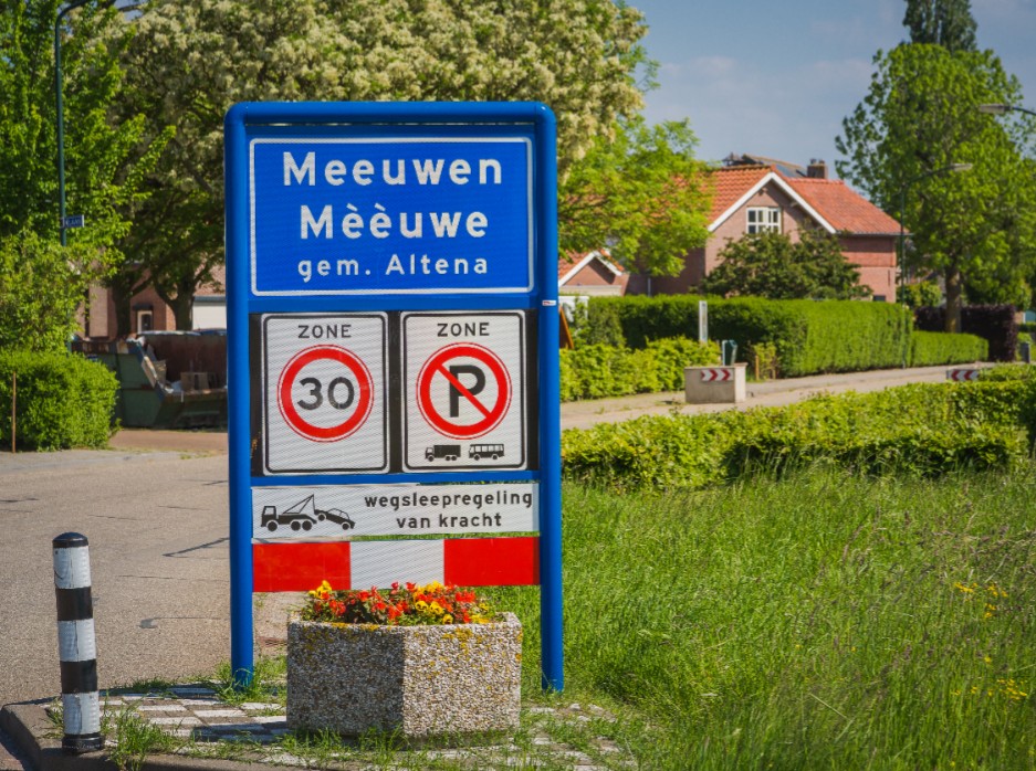 Asfaltonderhoud aan Meeuwensedijk in Meeuwen