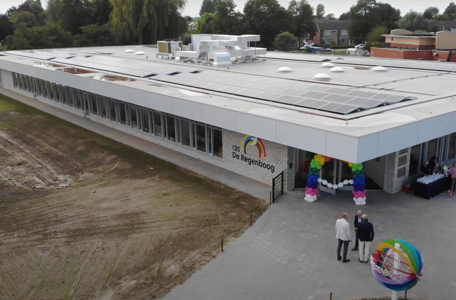 Regenboogschool in Nieuwendijk feestelijk geopend