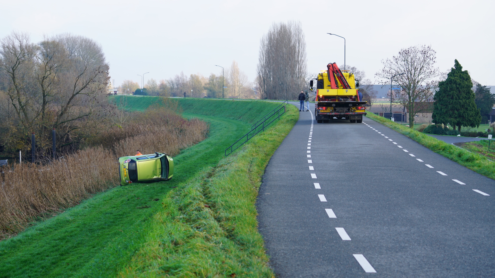 Auto raakt van de dijk in Andel