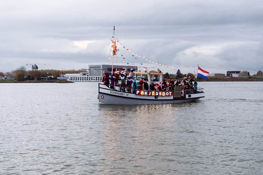 De Sint komt aan in Werkendam op 12 november