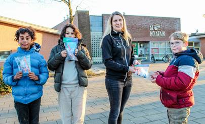 Jongerenwerkers Altena delen veiligheidspakket voor afsteken vuurwerk uit