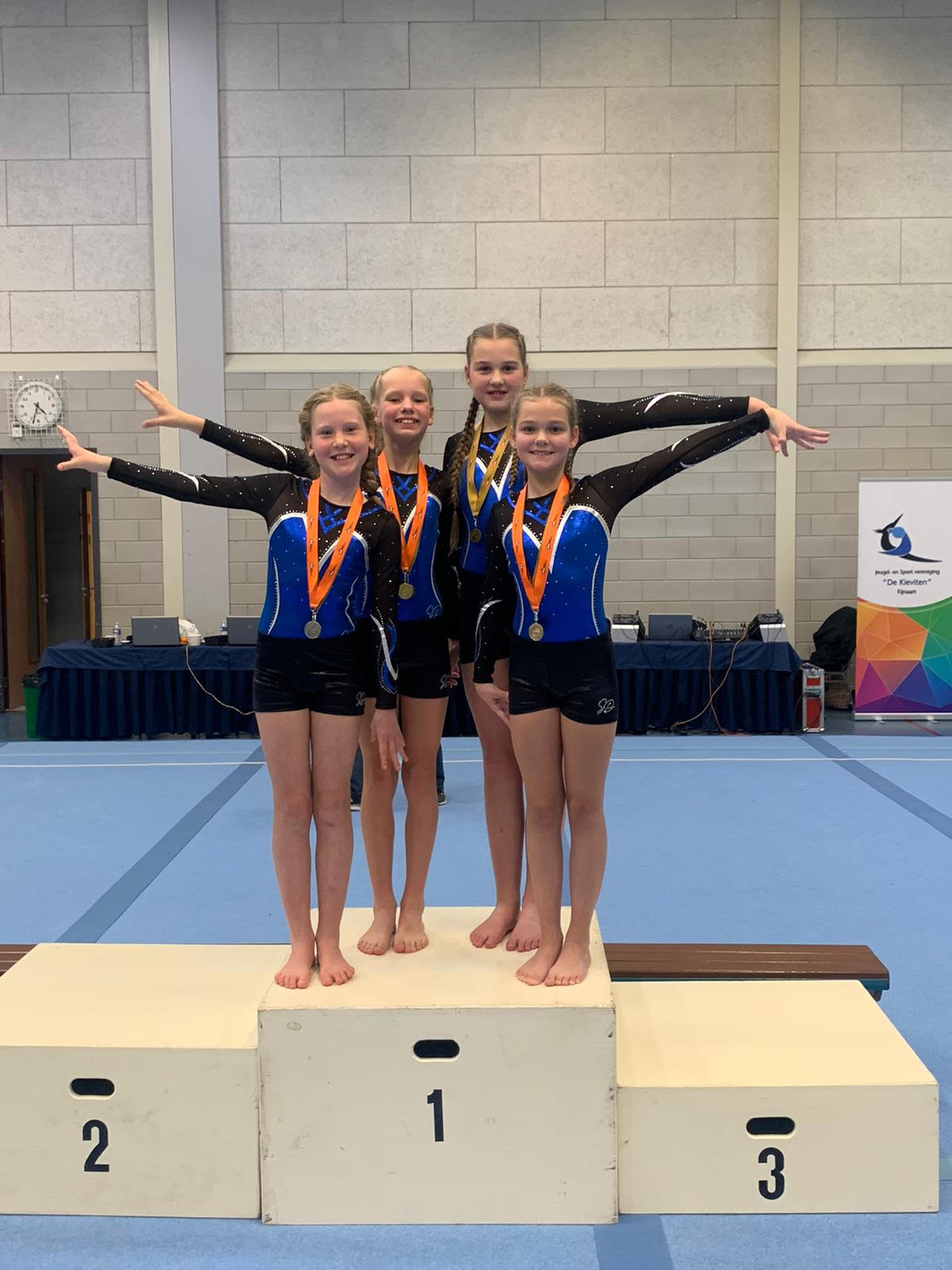 Turnsters SV W.I.K. op het podium