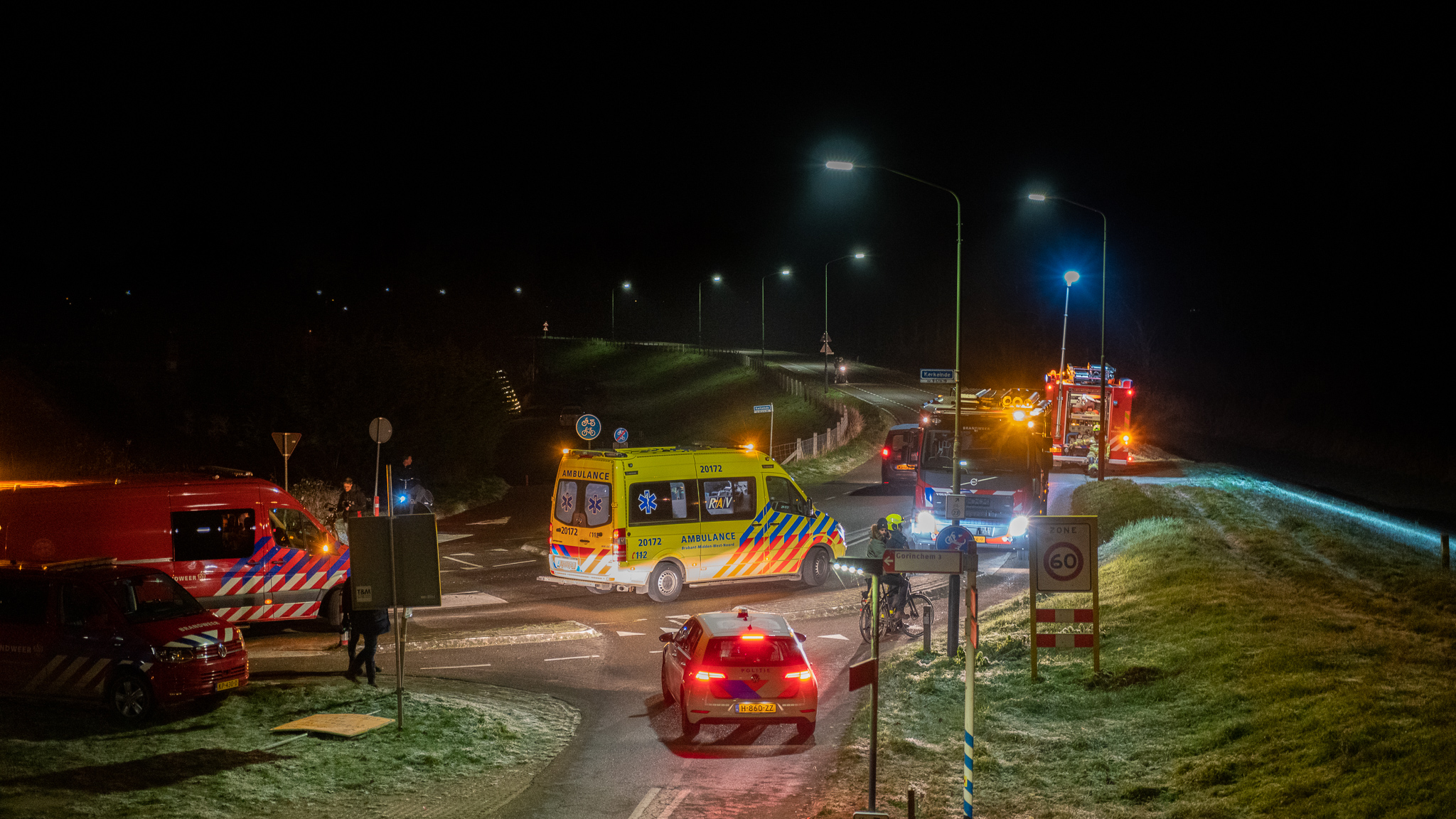 Persoon te water bij Merwedebrug Sleeuwijk