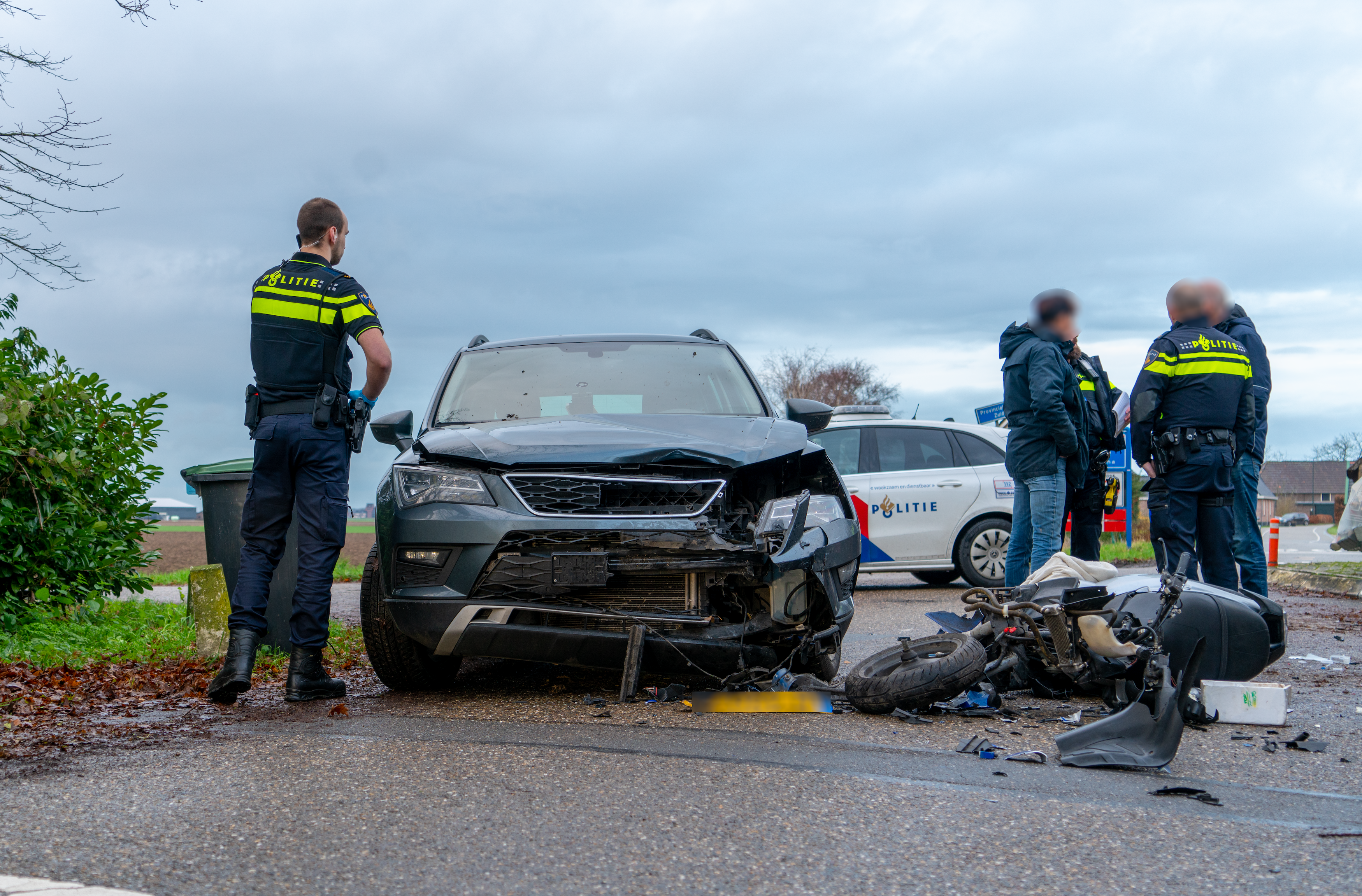 Twee gewonden bij aanrijding tussen scooter en auto