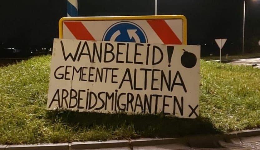 Spandoeken en borden in Andel vanwege vergunning huisvesting arbeidsmigranten