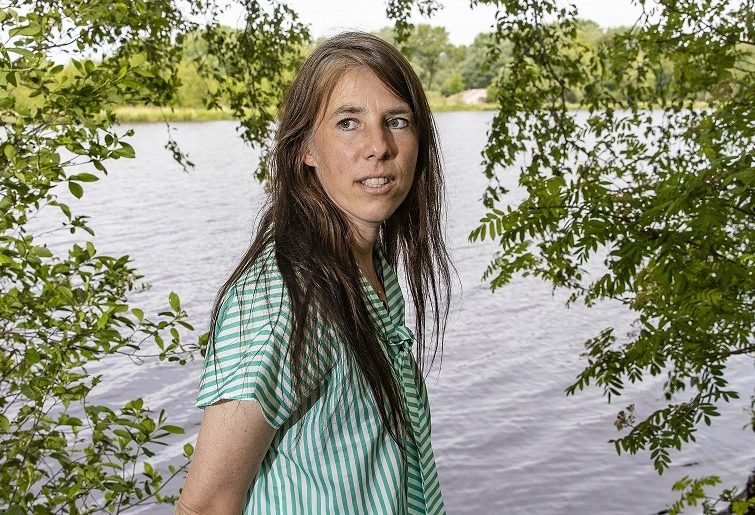 Eva Meijer in rooms-katholieke kerkje Woudrichem