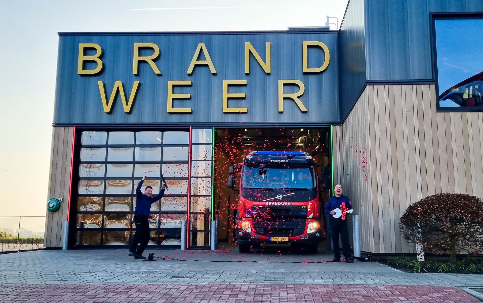 Nieuwe brandweerkazernes in Almkerk, Dussen en Hank in gebruik genomen