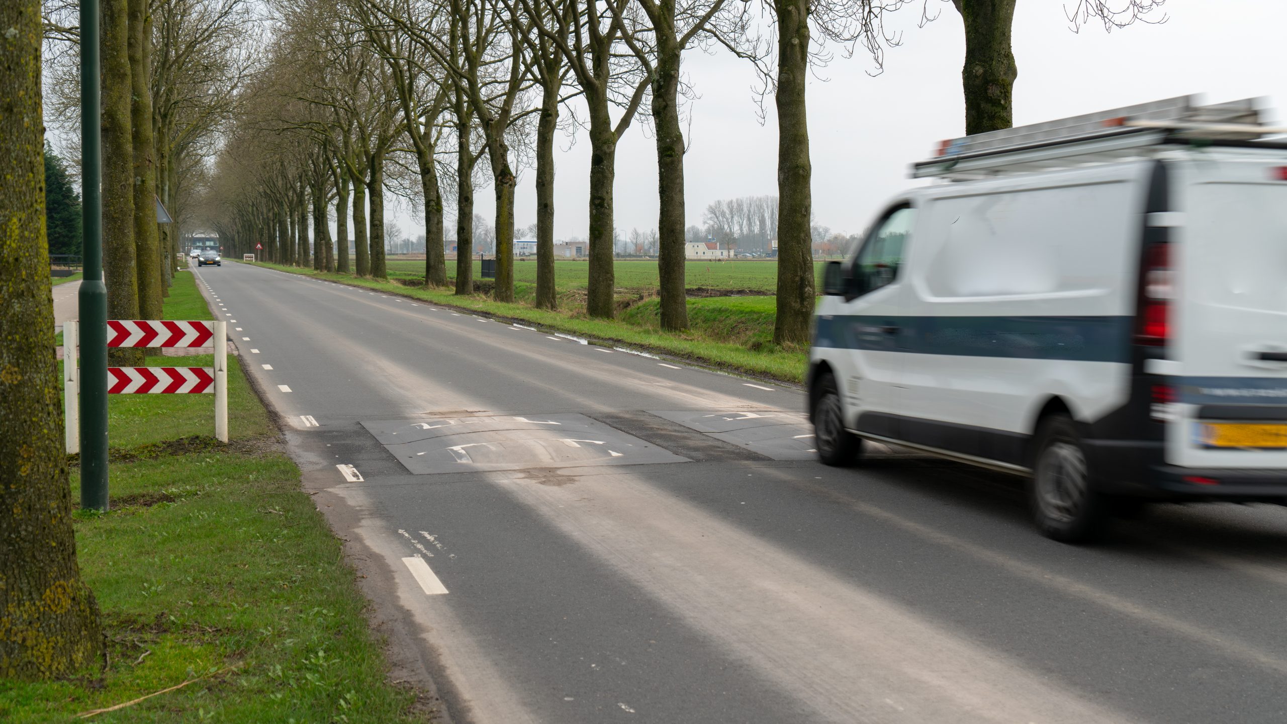 Wegversmalling in plaats van drempels aan Groeneweg in Veen