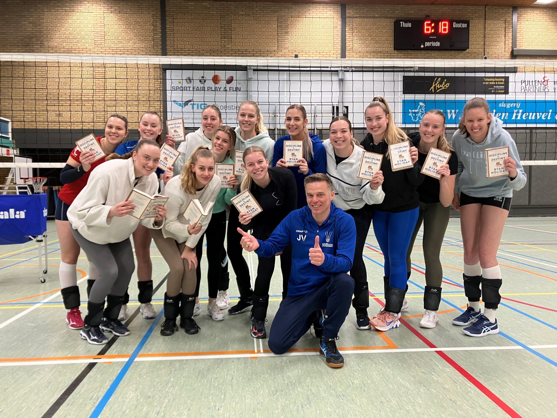 Voltena dames aan kop in B poule