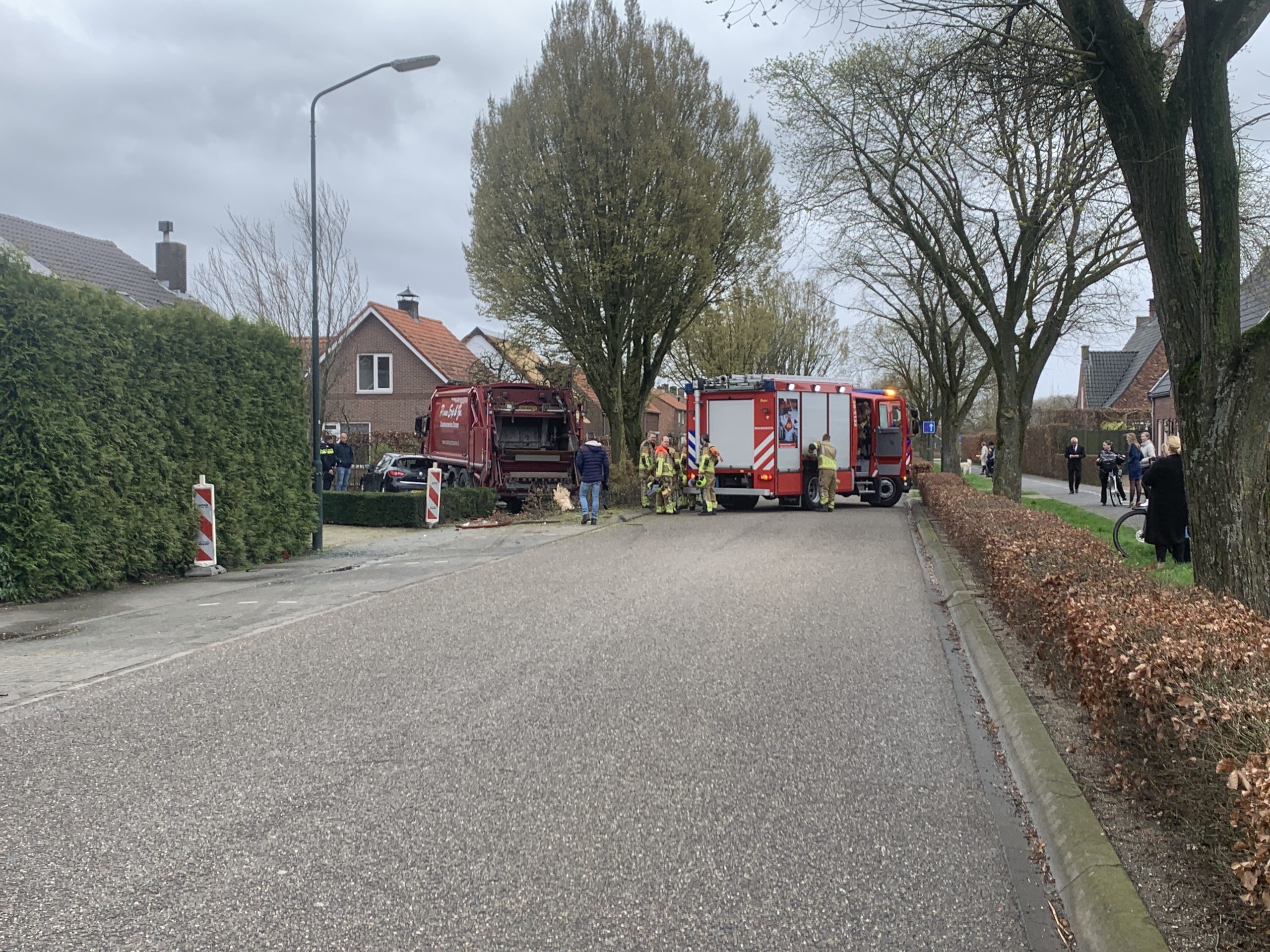 Ongeval met vuilniswagen in Wijk en Aalburg