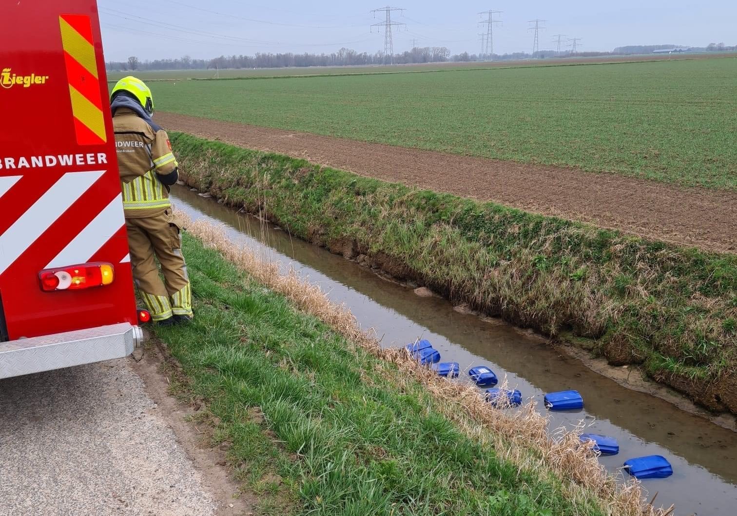 Flinke hoeveelheid drugsafval gedumpt in polder bij Hank