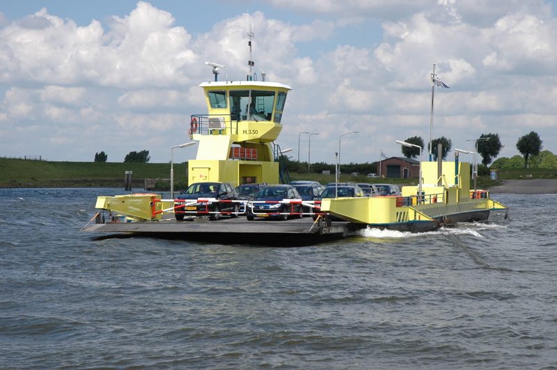 Motie van gemeenteraad om Bergsche Maas veren gratis te houden voor inwoners Altena