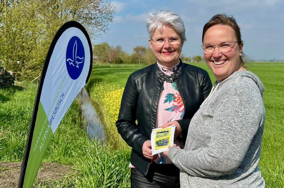 Uitdeelactie bloemenzaad door Agrarische Natuurvereniging Altena Biesbosch groot succes