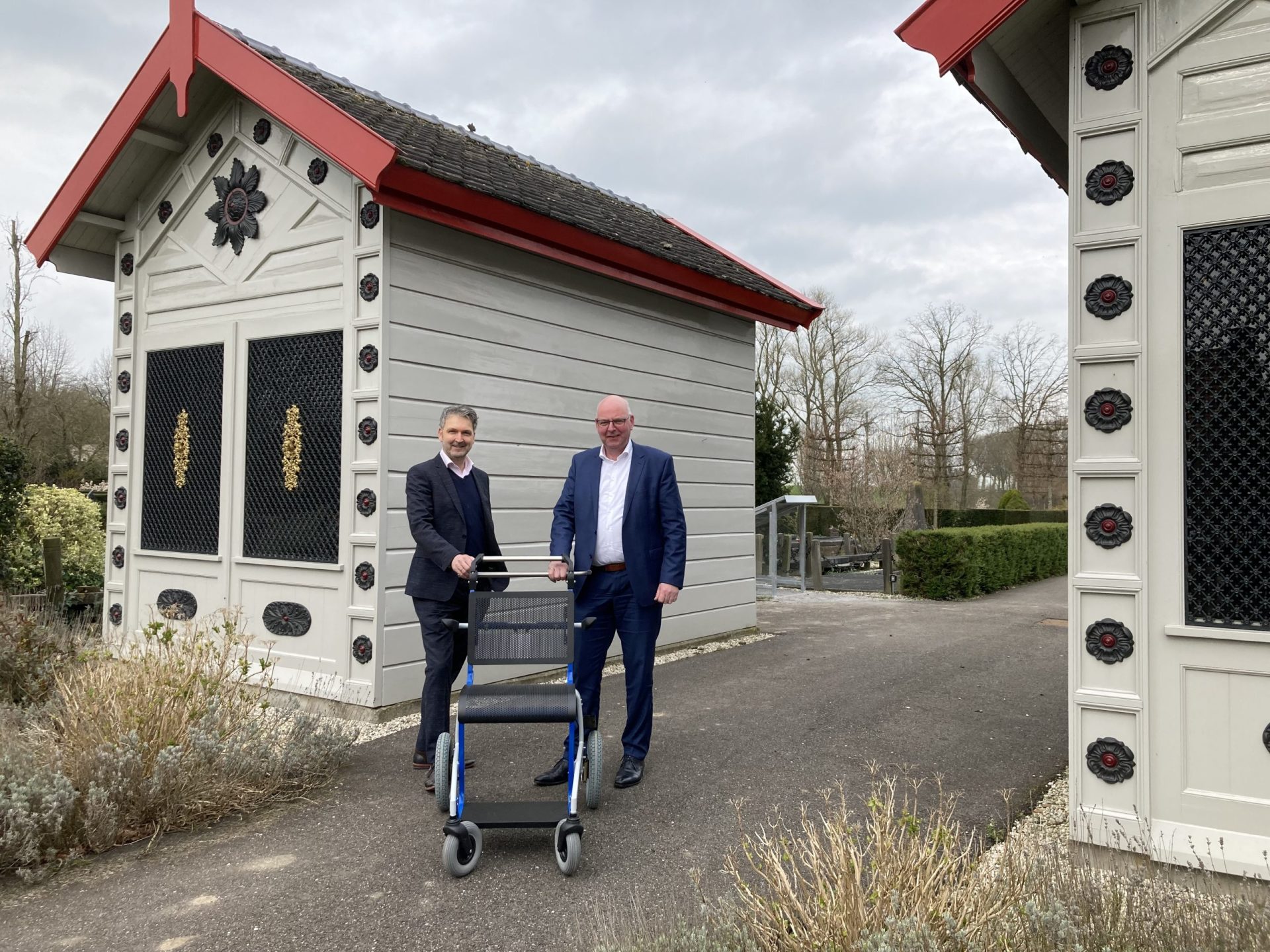 Leenrolstoelen bij gemeentelijke begraafplaatsen geplaatst