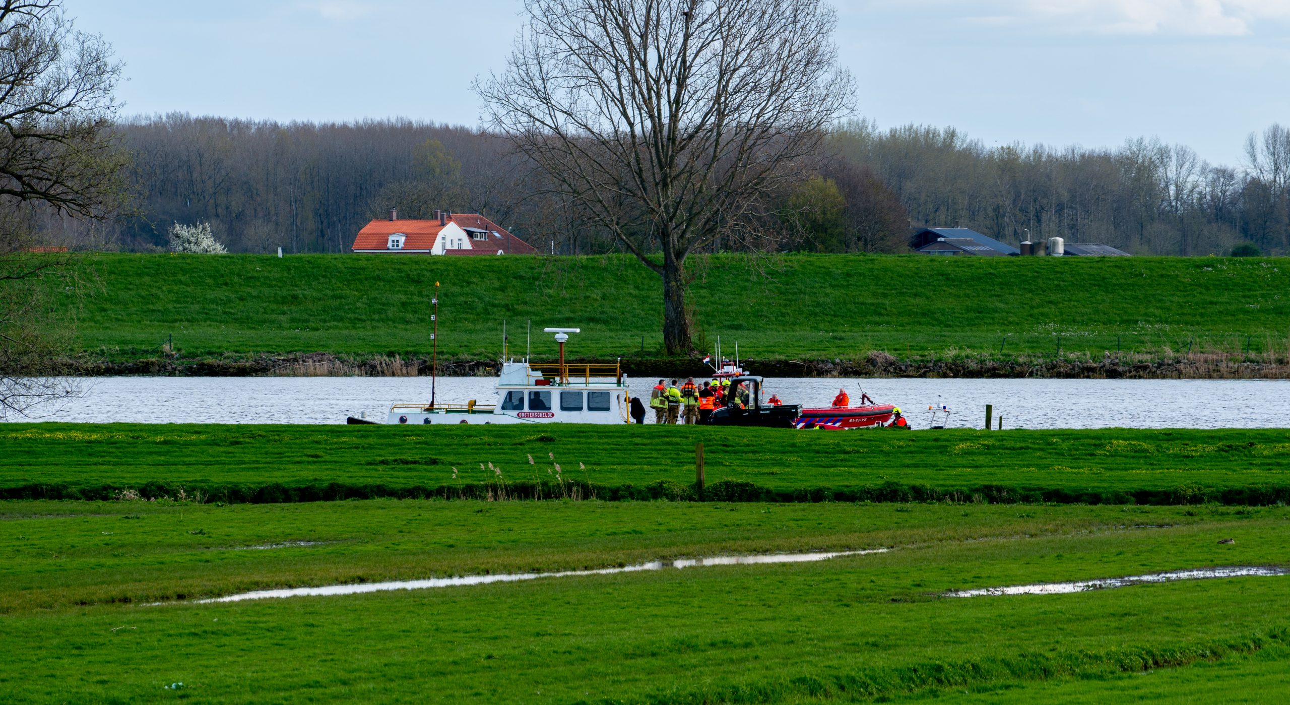 Bootje in de problemen op Bergsche Maas