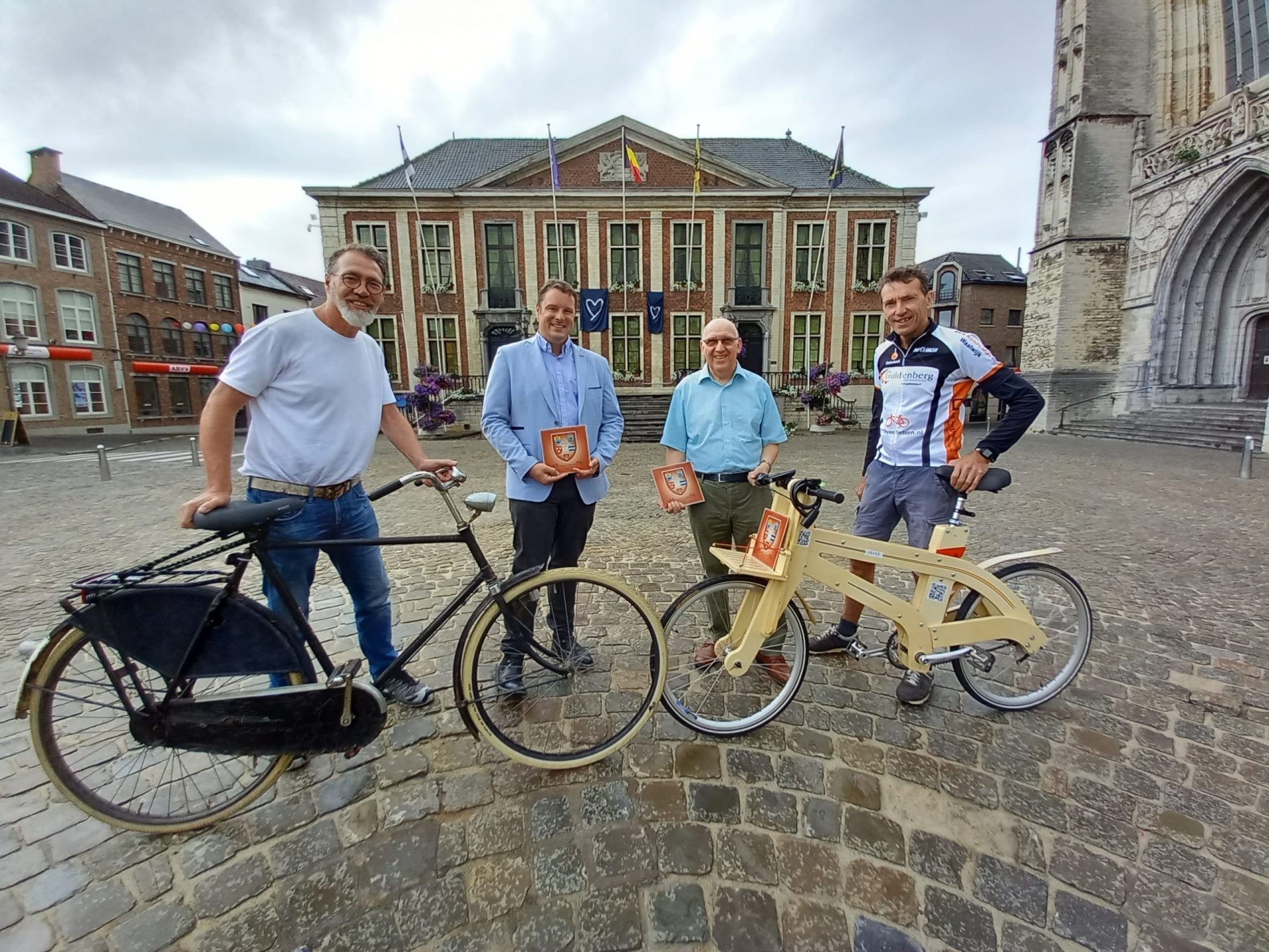 Henk van Noorloos fietsend zijn pensioen tegemoet tijdens jubileum Unie van Oranjesteden