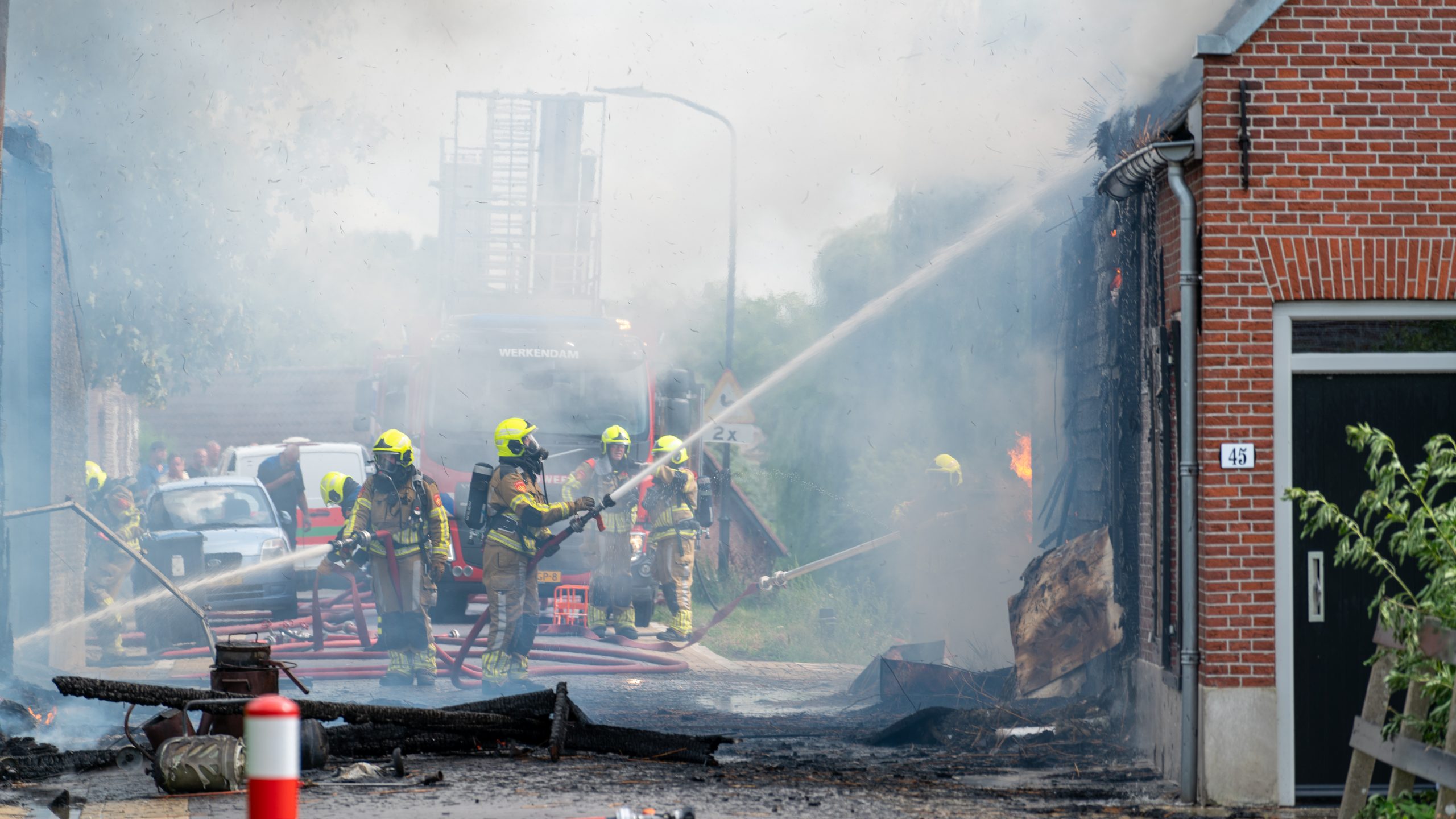 Grote uitslaande brand in Werkendam slaat over naar ander pand