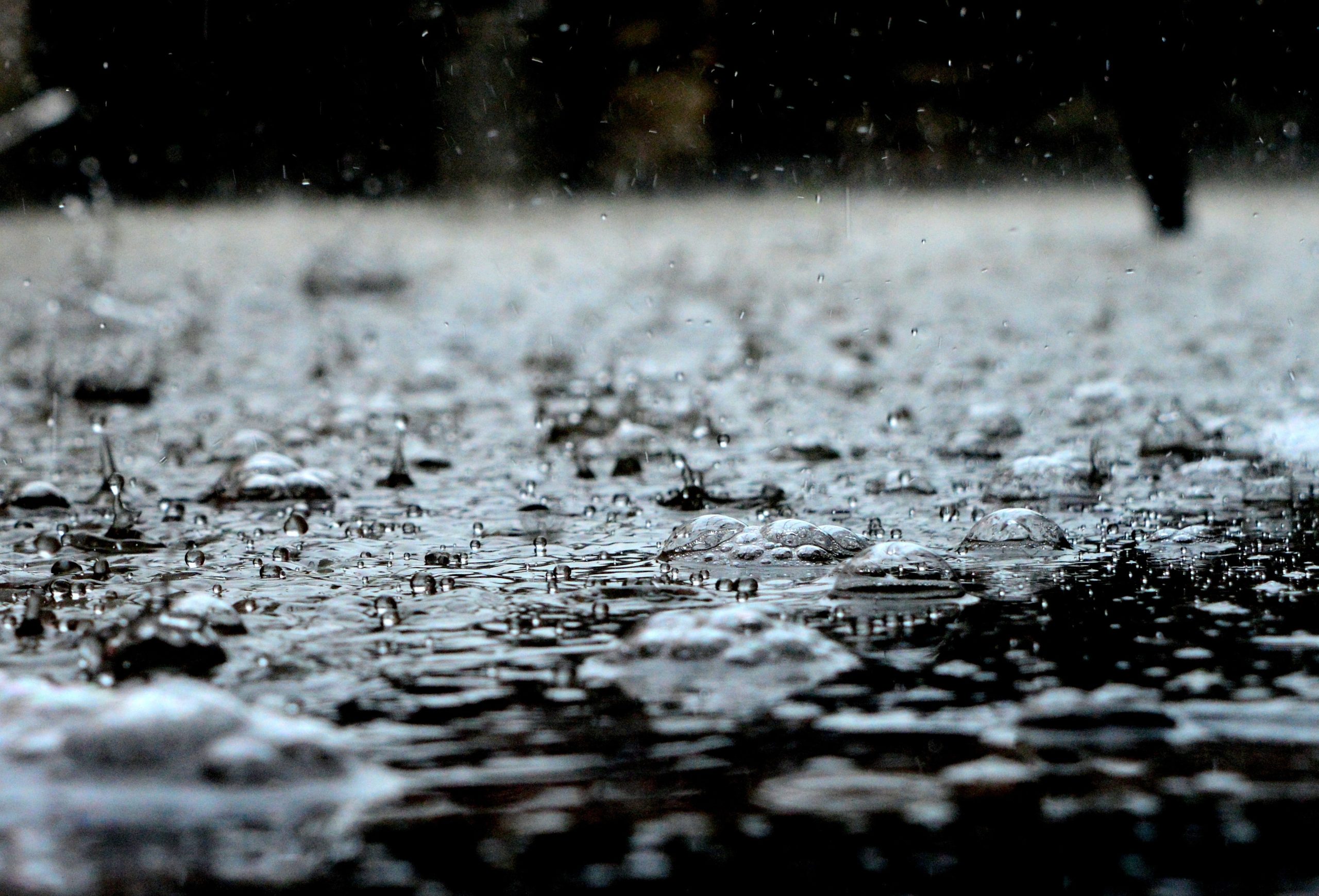 Wateroverlast op snelweg A27 bij Hank