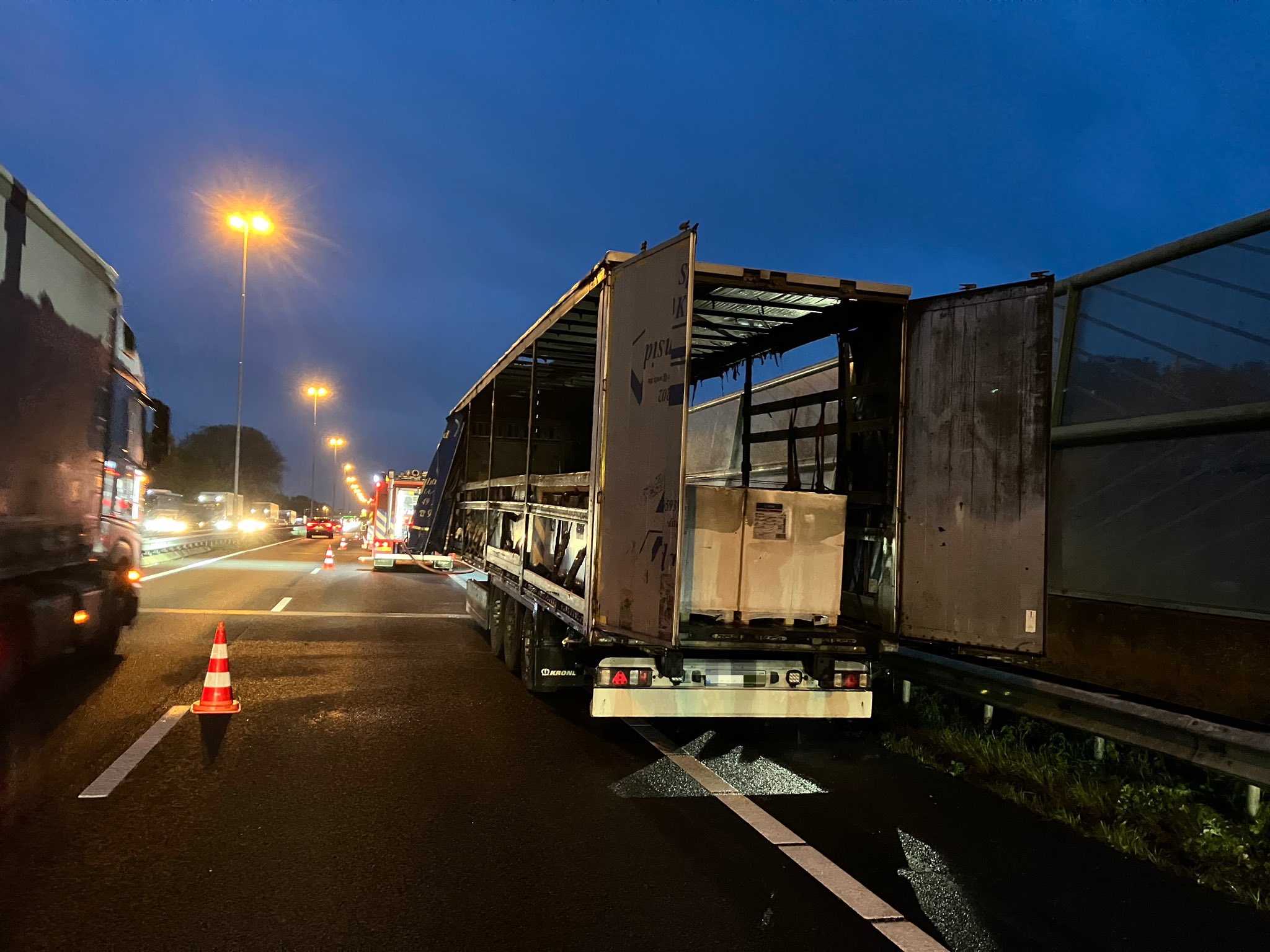 Vrachtwagen trailer volledig uitgebrand op A27