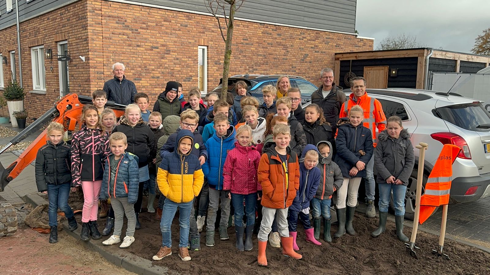 Babylonienbroek viert boomfeestdag met planten van nieuwe bomen