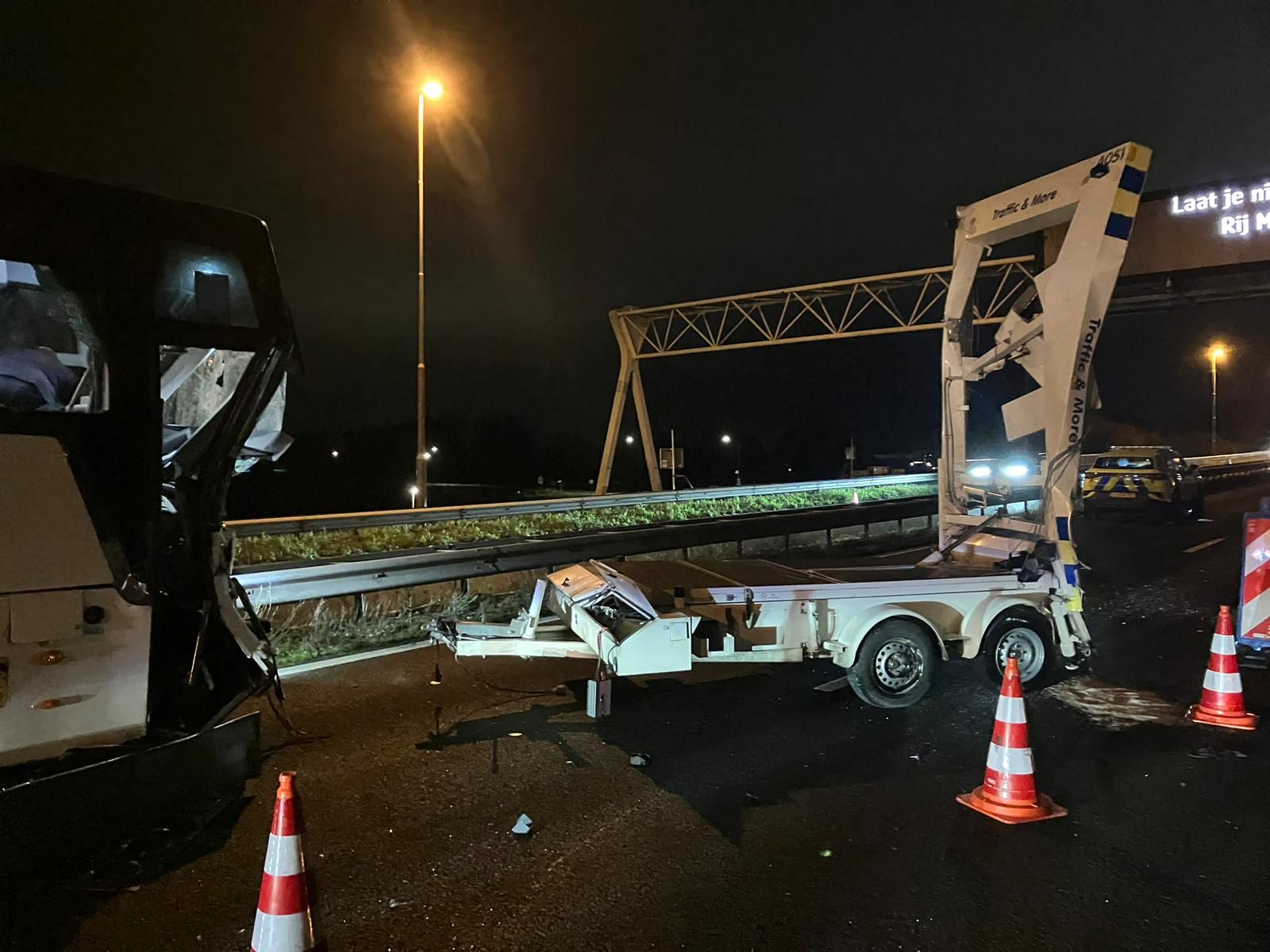 Touringcar botst op pijlwagen bij Merwedebrug