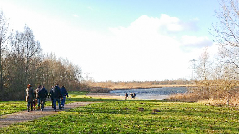 Jaarlijkse stille blote voeten tocht in Woudrichem