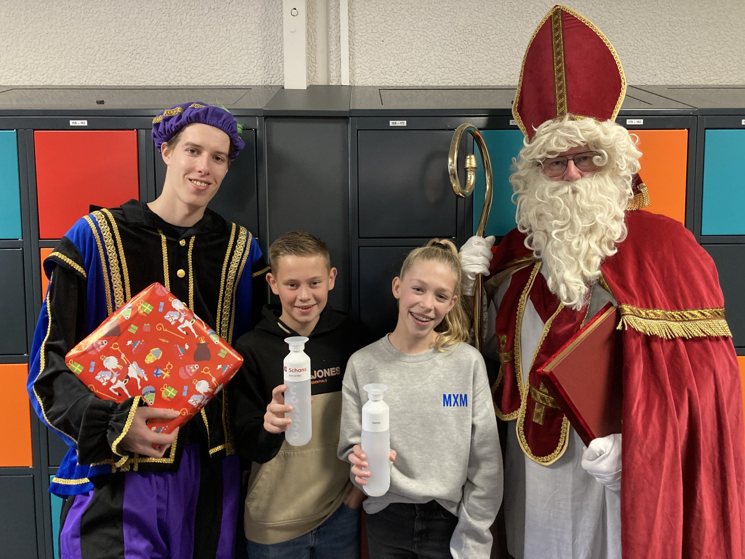 Sinterklaas deelt duurzaam cadeau uit aan leerlingen van vmbo Schans