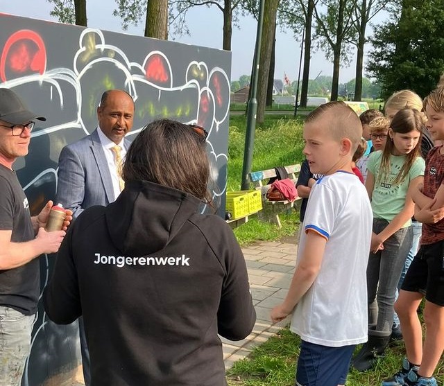 Wethouder Sheikkariem opent Graffitiwall Andel