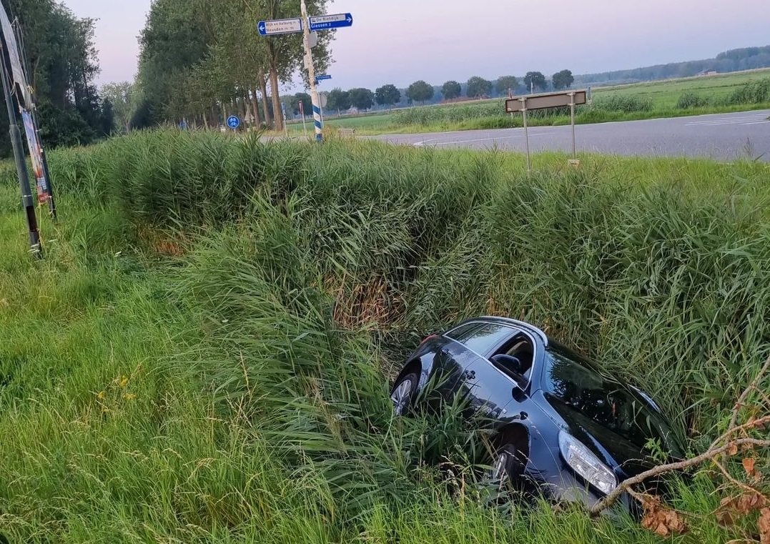 Auto in de sloot aangetroffen in Andel